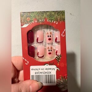 Super cute brand new press on nail set!